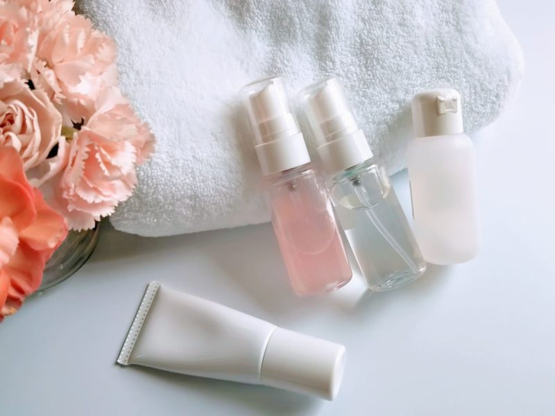 化粧水やクリームなどの保湿グッズ