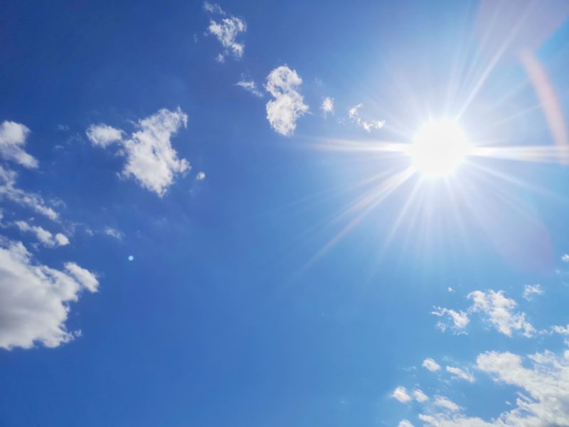 快晴の空とまぶしい太陽