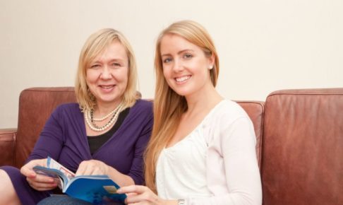 旅行雑誌を二人で見ている外国人母子