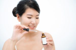 セラミドの化粧品を試してみる日本人女性