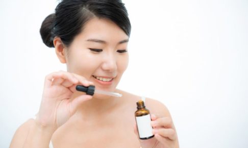 セラミドの化粧品を試してみる日本人女性