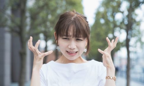すごくイライラしている女性