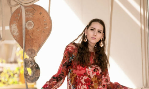 肌が乾燥してそうな赤い服着た女性