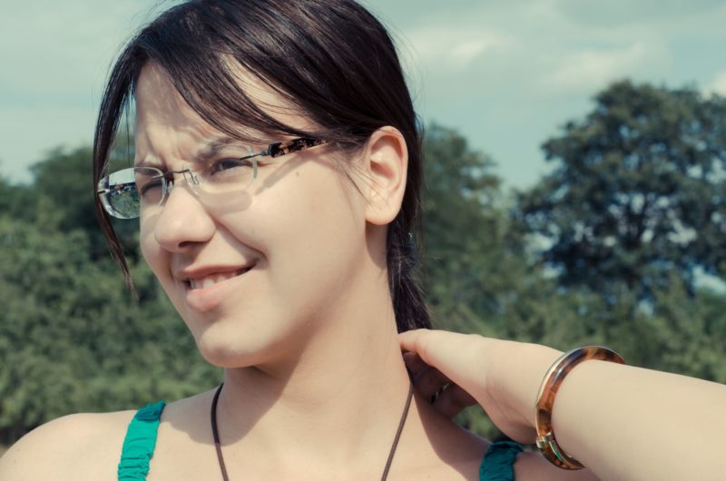 すごく眉間にシワ寄せて左首を触っている女子