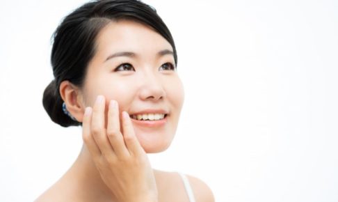 自分のお肌の潤いを実感している日本人女性