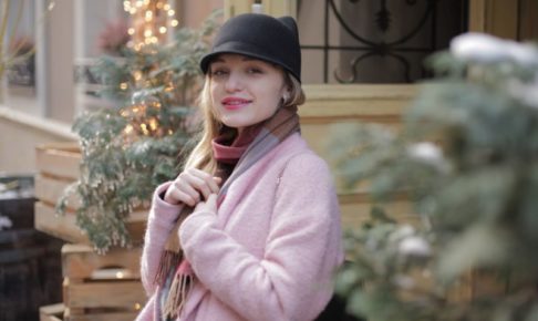 冬のイルミネーションの中にいるピンクコートの美女