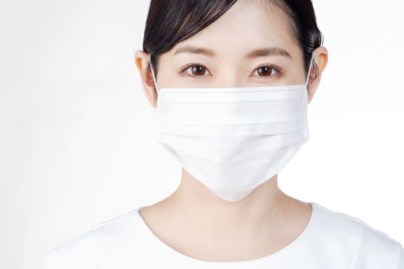 マスクをしながらでもメイクがきれいな女性