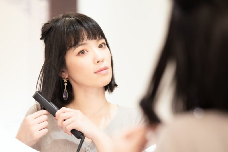 ハーフアップにしておめかしをしている女性