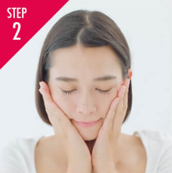 肌に美容液を馴染ませている