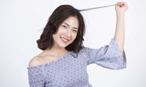 自分の髪を引っ張っている韓国人女性