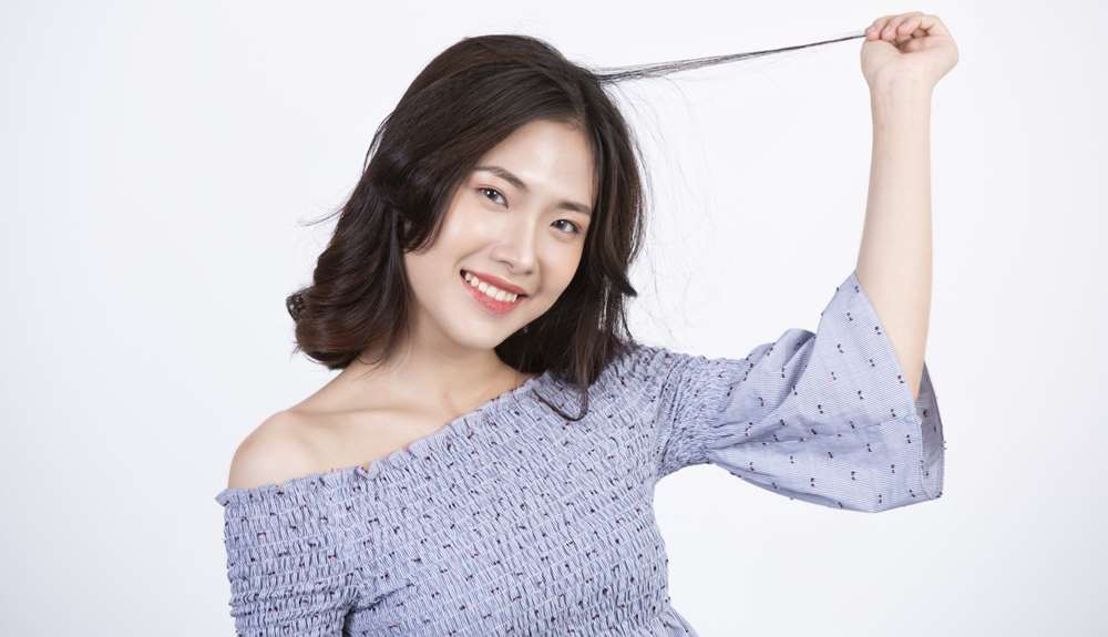 自分の髪を引っ張っている韓国人女性