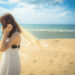 浜辺にいるワンピースの女性