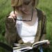 読書する女性