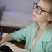 勉強をしている眼鏡女性