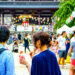 お祭りデートしているカップル