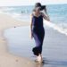海辺を歩く外国人女性