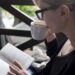 ティータイム中に読書する女性