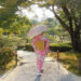 日傘を差している着物の女性