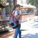 リュックサックを背負いながら街を歩く外国人女性
