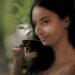 コーヒーを飲む外国人女性
