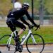 サイクリングを楽しむ男性