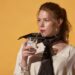 コップの水をストローで飲む白い服を着用した外国人女性