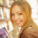 本屋で本を持っている外国人女性