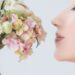 花のブーケを顔に近づけている女性