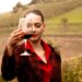 赤ワインを片手に飲んでいる赤い服の女性