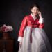 赤いチマチェゴリを着用している韓国人女性