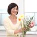 花を活けているシニア女性