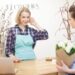 花屋で働いている女性