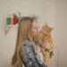 猫を抱いている女性