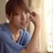 窓際に肘をついている青い服を着用した女性