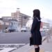 横断歩道の前に立つ女子高生