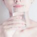 微笑みながら水を飲んでいる女性の顎のアップ