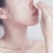 シミファンデを塗るしみそばかすのない美肌の女性
