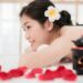 うつぶせでエステを受けている色白の日本人女性