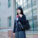 これから登校しようとしているブレザー姿の女子高生