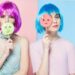 紫と青い髪の二人の女性がキャンディーを持っている奇抜の写真