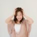 ニキビができて頭を抱える女性