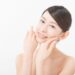 手を頬に寄せてにんまりしている日本人女性