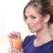 キリッとしながらジュースを飲んでいる外国人女性