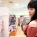 100円ショップを見てまわる女性