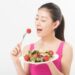 サラダを食べる女性