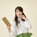 タブレットを見ながら顎をつまむ女性