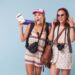 夏服で旅行に来てものすごく驚いている女性二人