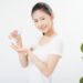 化粧水を手に取っている女性