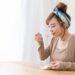 美容のためにヨーグルトを食べる女性