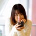 スマホを手にした垂れ目の日本人女性